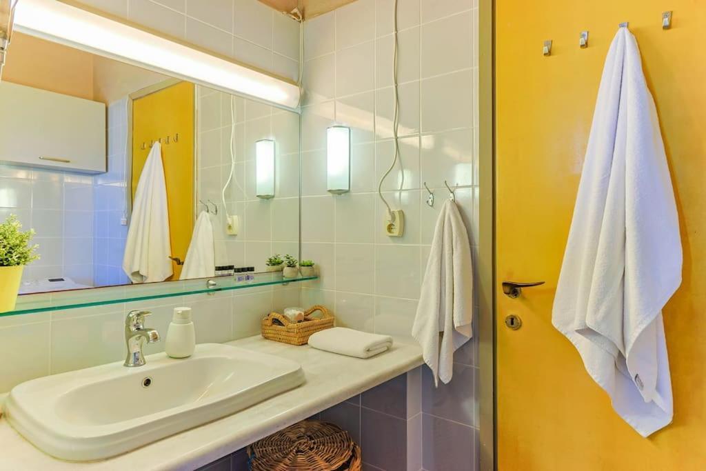 Вилла The Bright House By The Sea Афитос Экстерьер фото