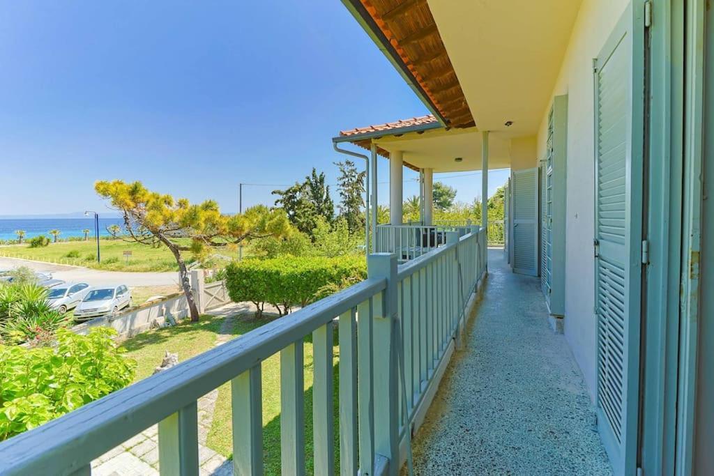 Вилла The Bright House By The Sea Афитос Экстерьер фото
